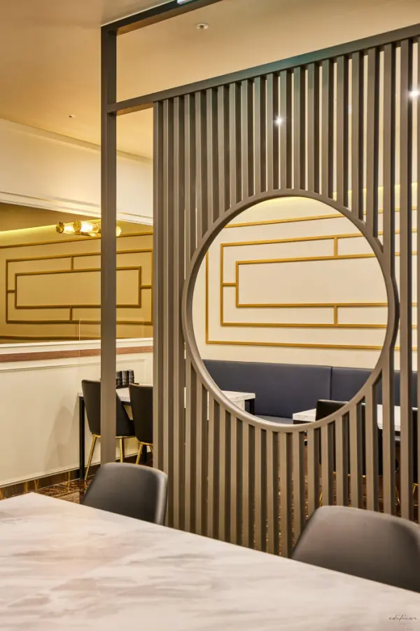 오리엔탈 무드의 원형 파티션 디테일 인테리어